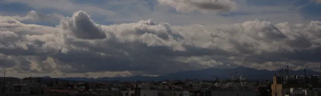 Πανοραμική άποψη της Λευκωσίας κάτω από πυκνά σκοτεινά σύννεφα.